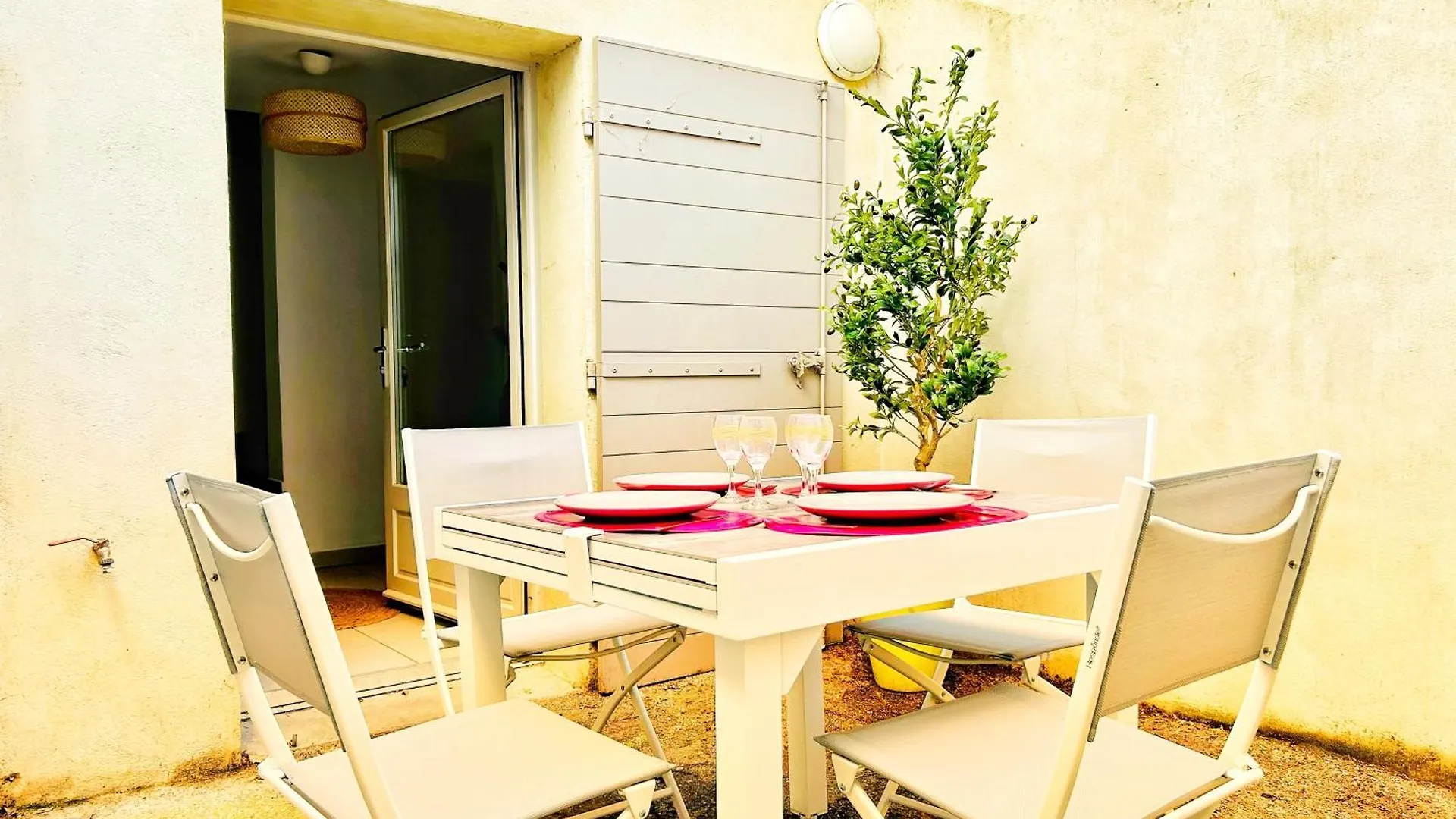Terracotta Tranquility Apartment Arles