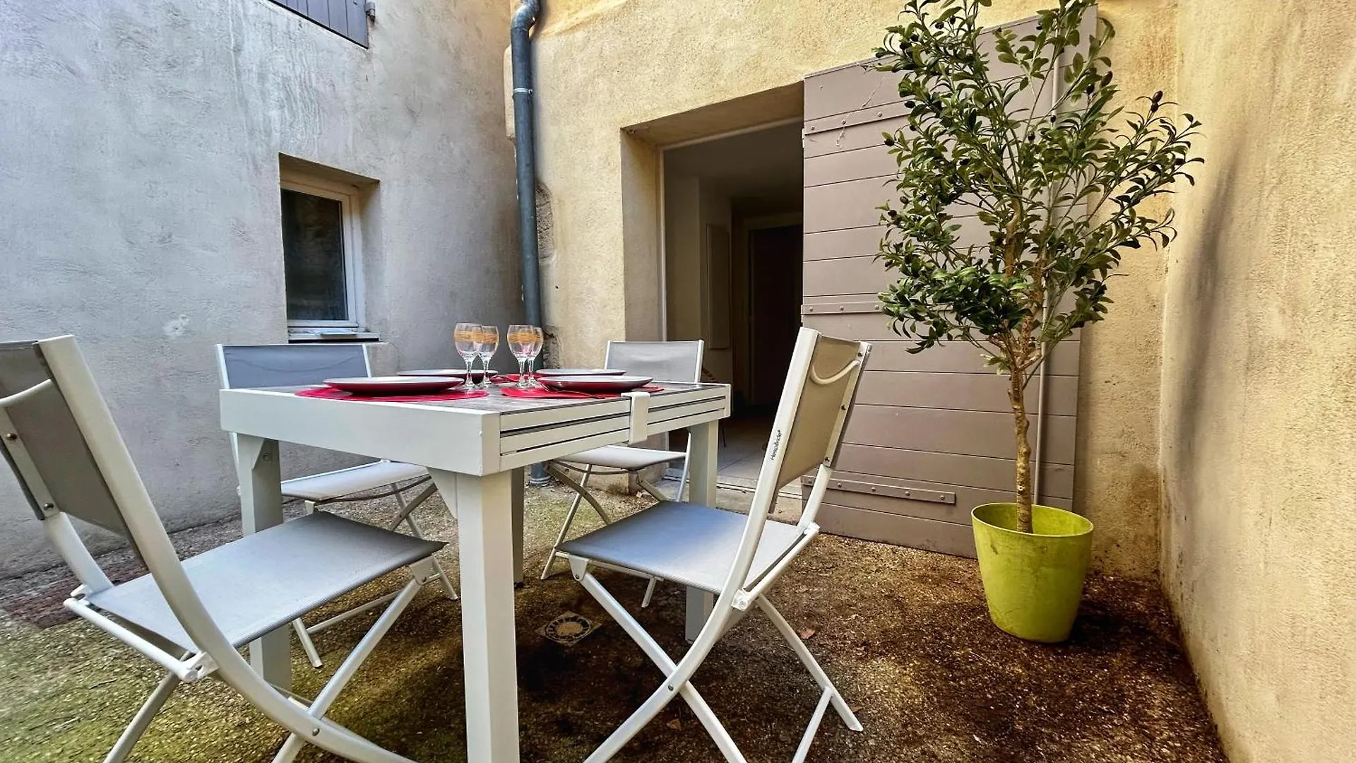 Terracotta Tranquility Apartment Arles France