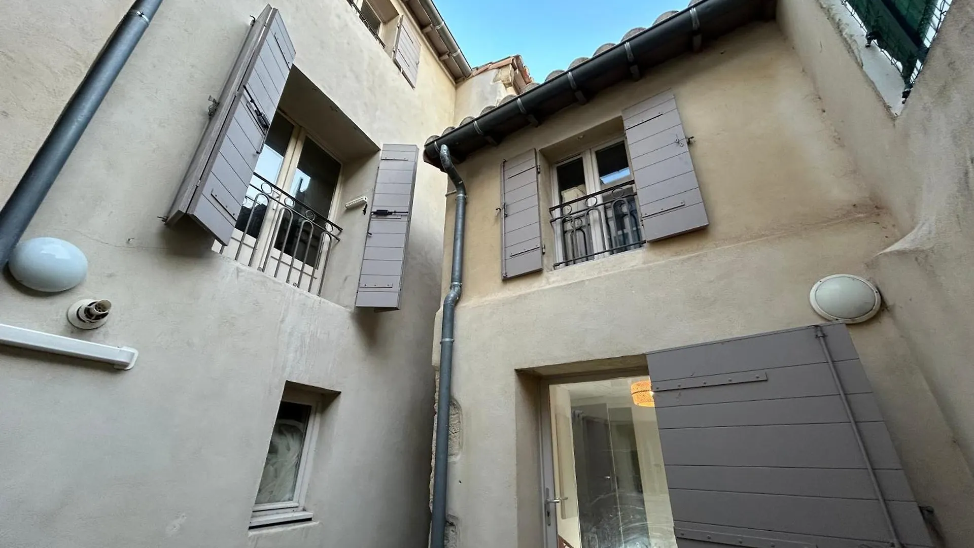 Terracotta Tranquility Apartment Arles