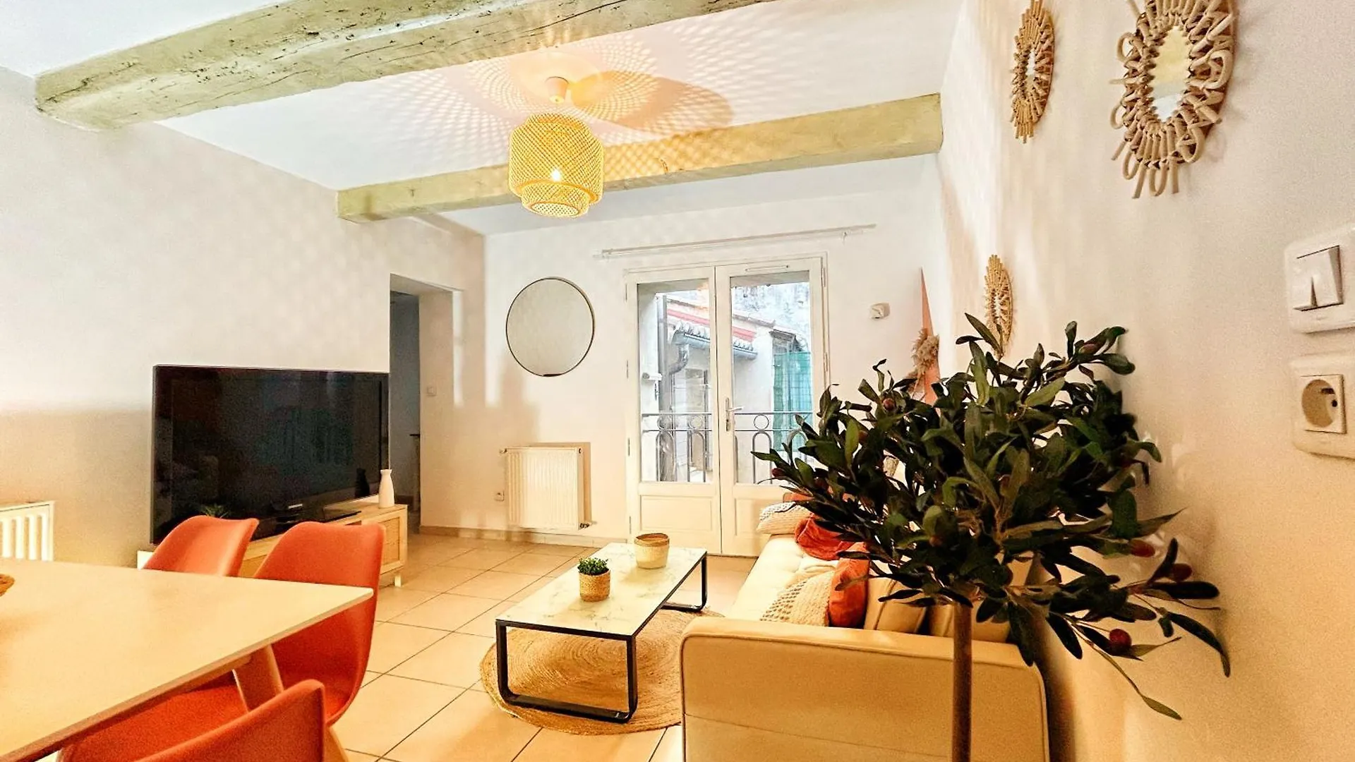 Terracotta Tranquility Apartment Arles