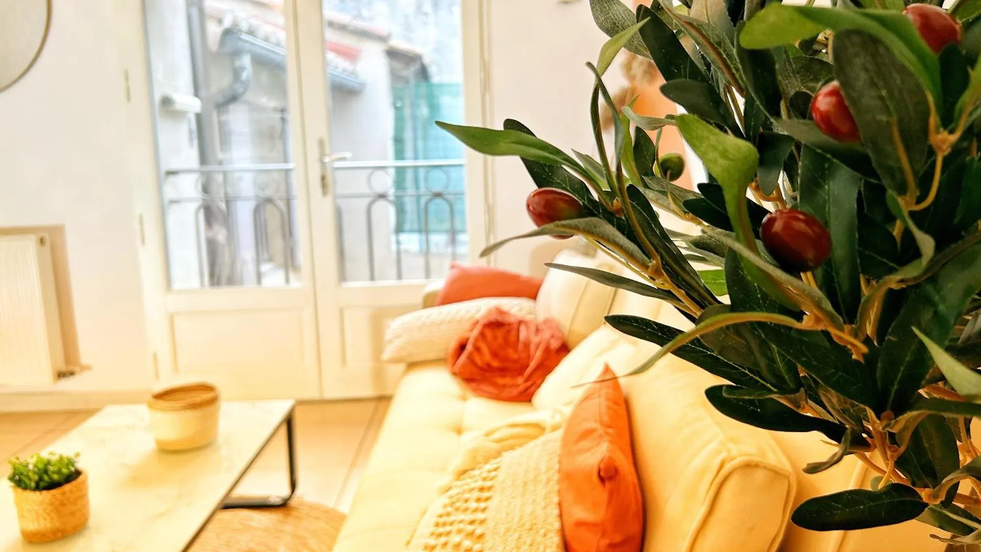 Terracotta Tranquility Apartment Arles